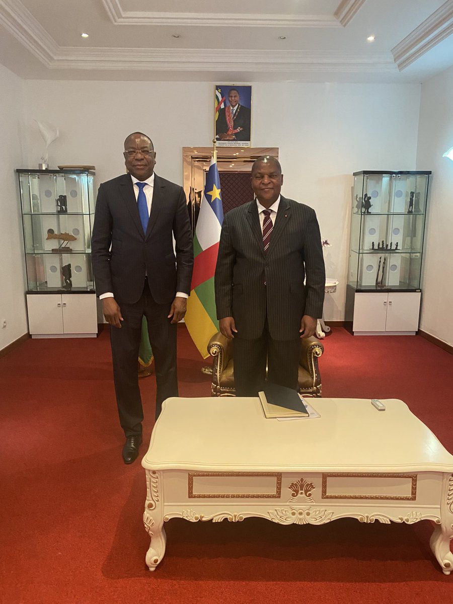 ndiayemankeur's tweet photo. Ce Samedi 4/12/21 avec le Président Touadera pour une réunion de travail sur la situation politique et sécuritaire en #RCA, les processus politique et de paix. Le Président a redit son soutien à la Mission en se félicitant du renouvellement du mandat de la #Minusca https://t.co/4EaMfmeE31