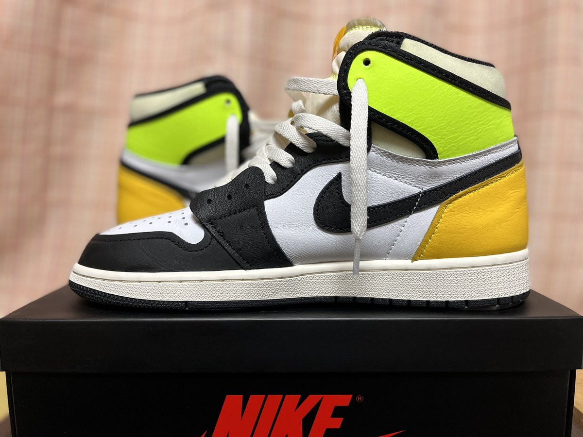 今日のkicksはAJ1voltgoldでした⚡️⚡

1highOGでは初めて買った思い出の1足！

私はAJ1は結ばないんですが、皆さんシューレースどうしますか？？🤔

#Jordan #NIKE #todayskicks  
#スニーカーすき と繋がりたいかもしれない