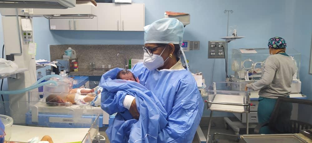 1:30 am de la madrugada del sábado 4 de Diciembre del 2021, recorrimos las instalaciones de la sala de parto del Hospital Central de Maracay. Tuve el honor de conversar con los médicos y las madres en la sala, escuchando sus planteamientos y necesidades.
<a href="/NicolasMaduro/">Nicolás Maduro</a> <a href="/dcabellor/">Diosdado Cabello R</a>