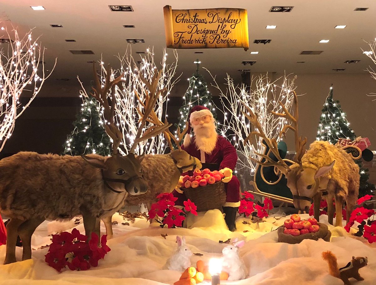 PereiraDwayne's tweet photo. Damian Furniture Showroom in Bombay, India that does a new spectacular Christmas Display every year. #Christmas #tistheseason #Damian #DamianChristmas #christmasdecorations #Christmas2021 https://t.co/foMmgJXxec