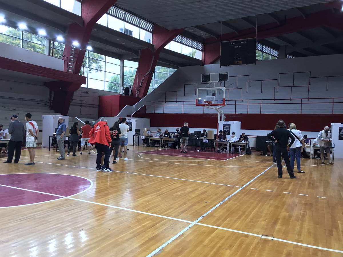 #RiverVota 🏟

⌚ 10 a 20:30 hs.

👤 Socios y socias👇 
📌 +18 años*
📌 Mínimo de 3 años de antigüedad*
📌 Octubre al día
*Cumplidos al 31/07/2021

📦 ¿Cómo votamos?
📌 Carnet único/Último carnet vigente
📌 DNI

📋 Consultá el padrón acá 👉 cariverplate.com.ar/eleccion-2021