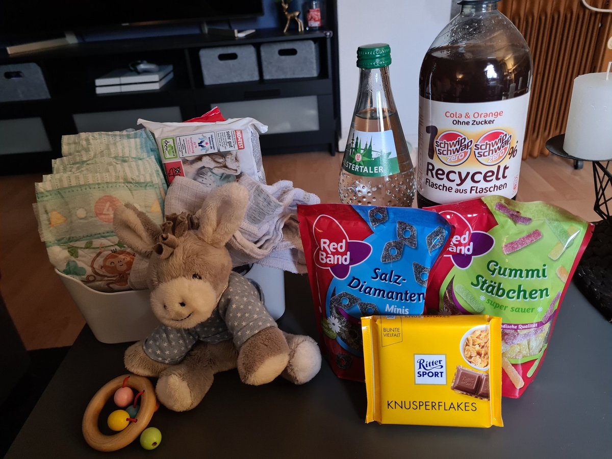 Nici16101's tweet photo. Die #FriendlyFire7 Vorbereitungen hab sich zu letztes Jahr etwas verändert 😅

Essen ist vorgekocht &amp; Snacks stehen bereit. Sofa wir kommen! 

P.S. Der Lütte darf natürlich noch nicht Fernsehen gucken 😊 https://t.co/WjA1iJAEQf