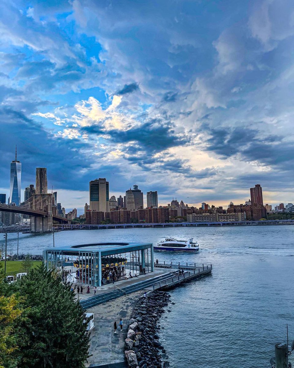 NYCferry's tweet photo. Icy skies at our DUMBO landing ❄️⁠
⁠
📷: IG/photostory.nyc⁠
⁠
#explorenyc #winterwonderland #holidayseason #nyc #janescarousel https://t.co/52Vg0RMJ1F