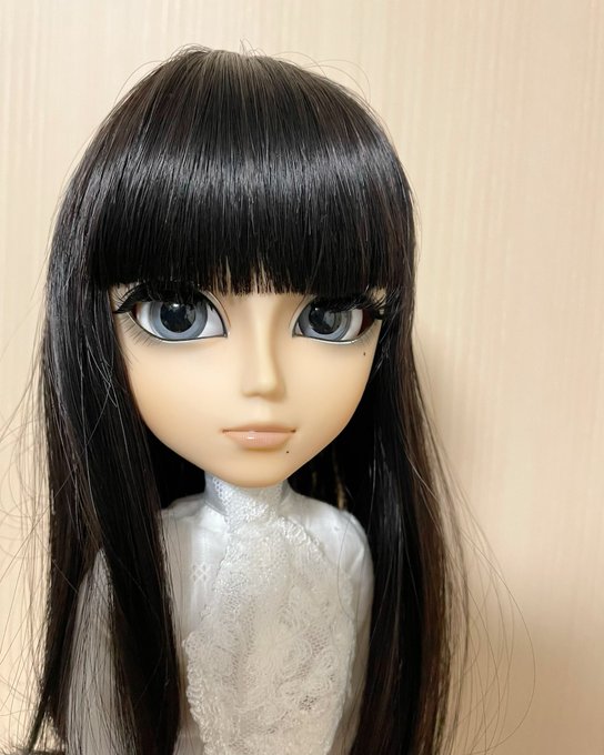 ウィッグ届いたので被せただけのやつと、なんか綺麗すぎて強いなと思って、メイク直して、アイロンでぼさぼさセットしたやつ
かわいい……
スカート完成してないから早く作ってあげなければ 