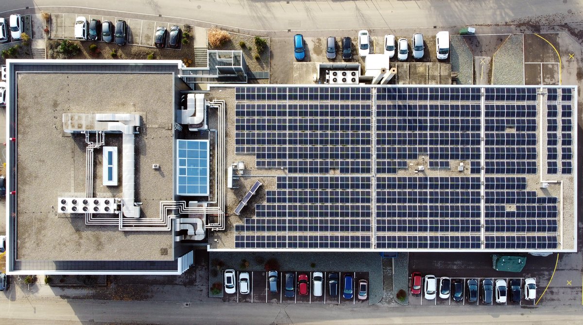 HorusNetworks's tweet photo. Le vendredi 26 novembre, nous avons inauguré notre nouvelle centrale solaire, HoruSolar IV. D’une superficie de 1’080 m², couvrant le toit de l’usine MPS à Bonfol/JU, elle produit 220’000 kWh par année. https://t.co/1gzQrGAKhY https://t.co/Ff7WyNxEaY