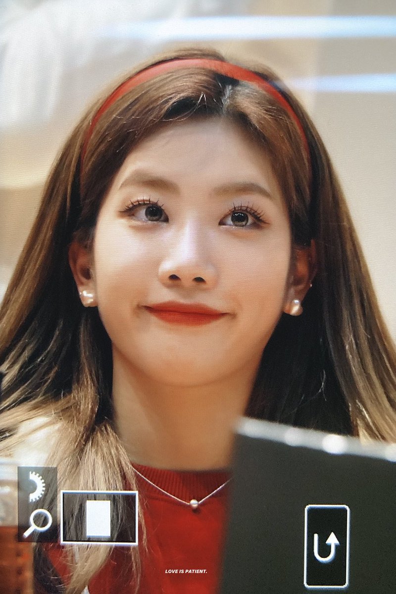 loonaphile's tweet photo. Ela fica mais bela a cada novo dia, céus! É demais para qualquer coraçãozinho. 🥺 E vermelho ‹realmente› é a cor dela, c’mon. Eu acho a cor linda, fico bobinha de ver como consegue ficar ainda mais fascinante quando junto da Lip. https://t.co/iXAde140TT