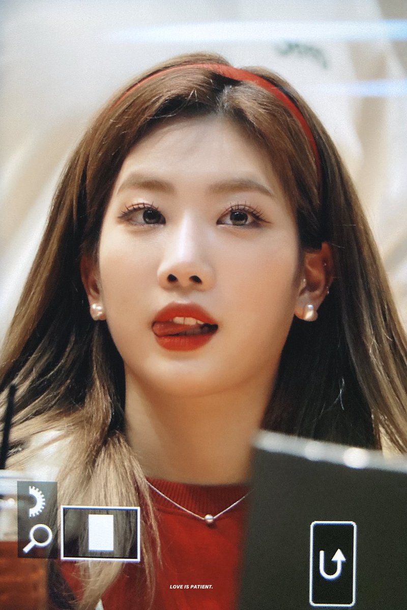 loonaphile's tweet photo. Ela fica mais bela a cada novo dia, céus! É demais para qualquer coraçãozinho. 🥺 E vermelho ‹realmente› é a cor dela, c’mon. Eu acho a cor linda, fico bobinha de ver como consegue ficar ainda mais fascinante quando junto da Lip. https://t.co/iXAde140TT