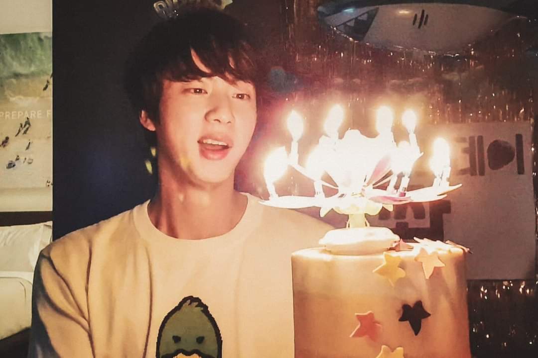 SaylaAlam's tweet photo. I LOVE YOU ... you are my moon 🌜 and I'm your earth 🌎
I love you 💗😘
#JINDAY #HAPPYJINDAY #iloveyou @BTS_twt https://t.co/fLlYPSkdk9