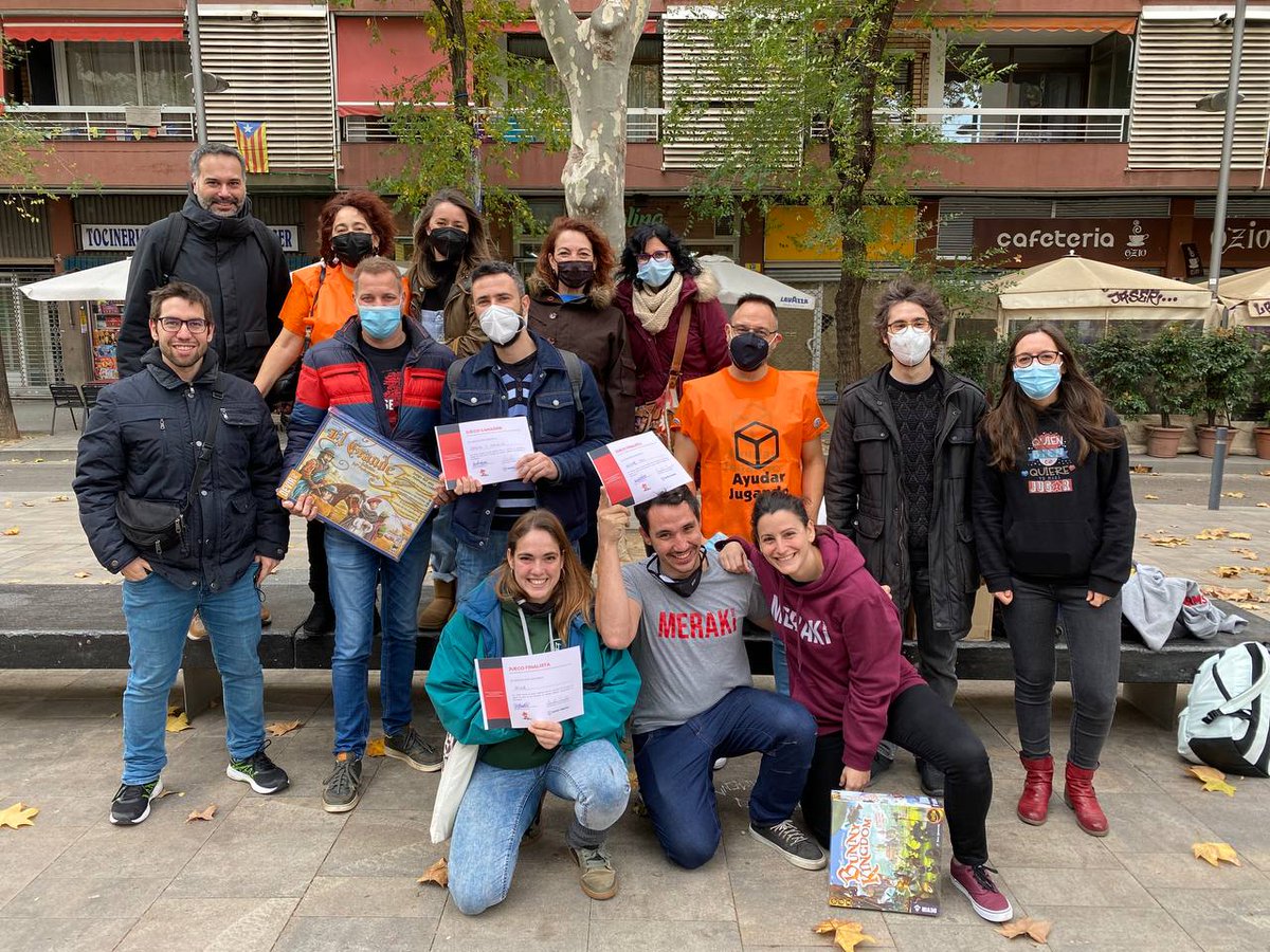 ayudarjugando's tweet photo. Foto de familia con todas las personas participantes del concurso, las #camisetasNaranjas y nuestro consultor de lujo @eloipujadas.
Muchas gracias a todo el mundo por hacerlo posible. #aj2021 @revoludica https://t.co/c1Qh5sMoVZ