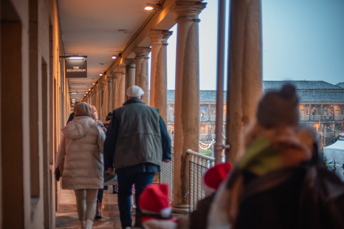 ThePieceHall's tweet photo. We've got you covered rain, snow or shine! 🌂 

Alongside our #MakersMarket, we’ve over 40 independent shops under a dry roof, plus our bars, restaurants and cosy #AlpineBar are all open for a bite to eat and drink. 🛍🍷 https://t.co/QV5UrswKrP