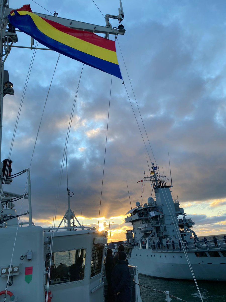 Ra1phK1's tweet photo. Dank aan de gemeente Vlaardingen voor de vlag van de stad. Zo laten wij onze verbondenheid met de stad zien o.a. bij ontmoetingen met andere schepen. #VLRD #StrongerTogether @VolgVlaardingen https://t.co/I8XXP9CWTV