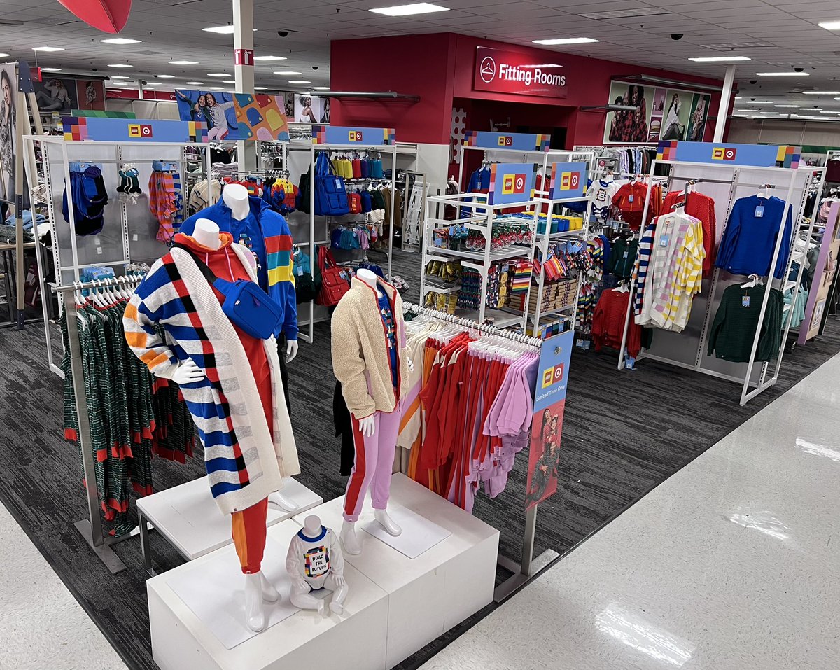 LindsayTarget's tweet image. Let’s Build Together! #TargetXLego is here, for a limited time only of course 😉! So much fun for the the whole family! #readysetlego #T0353