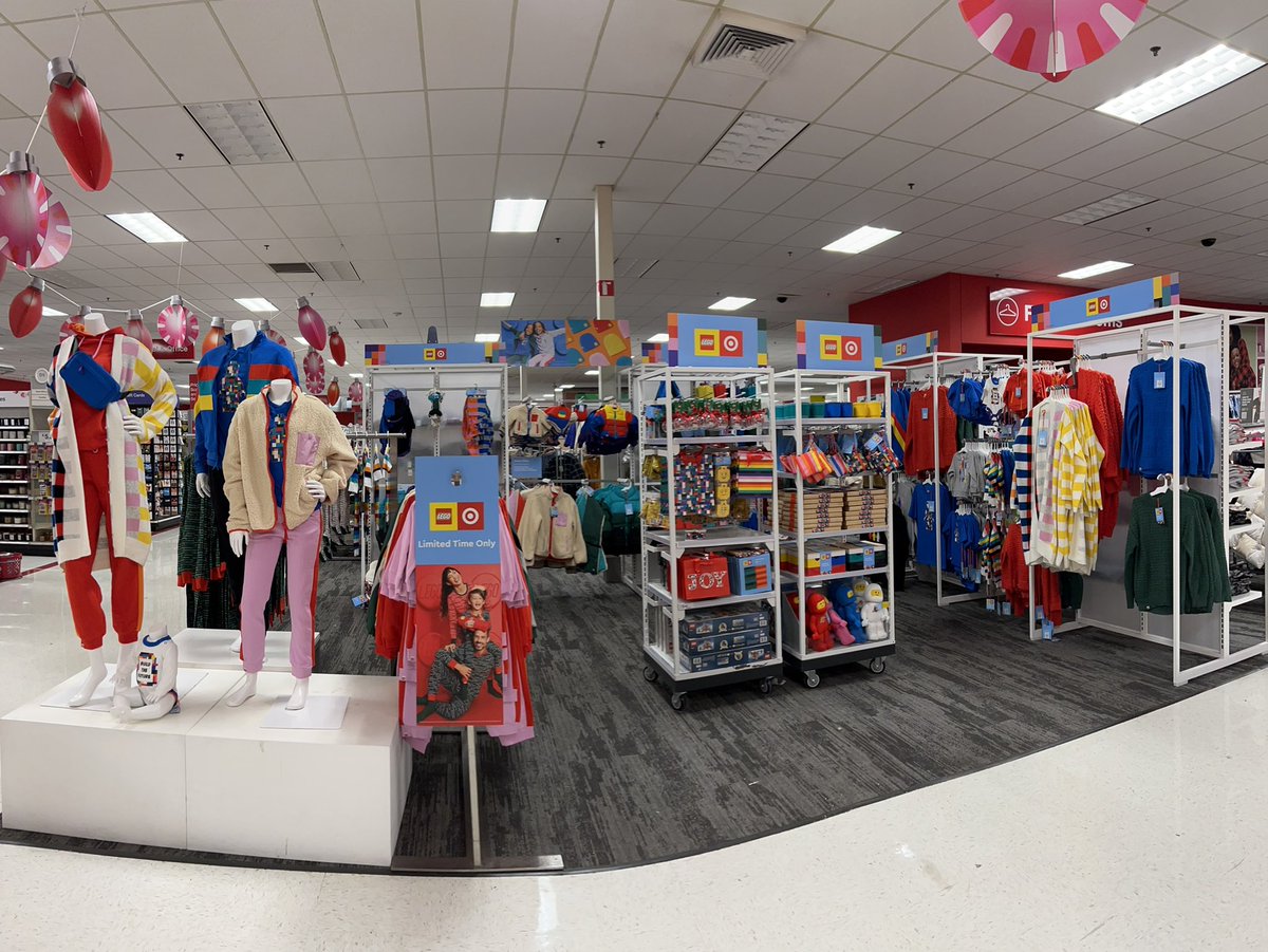 LindsayTarget's tweet image. Let’s Build Together! #TargetXLego is here, for a limited time only of course 😉! So much fun for the the whole family! #readysetlego #T0353