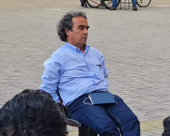 AlexaZarrate's tweet photo. Política nacional y escultura. 

Sergio Fajardo - Jacinto Higueras (Hombre durmiendo).
@sergio_fajardo https://t.co/3GDk5IsDnG