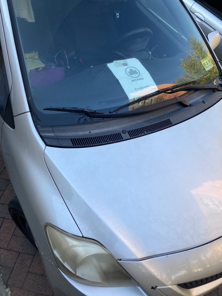 Choresh2's tweet photo. This is how @placardabuse works: 2 vehicles parked illegally side by side, only the one without anything on the dashboard is summoned (this is not even a parking placard). Parking on the sidewalk is a more serious violation than parking in No Parking areas. https://t.co/RtpJfTjNRu