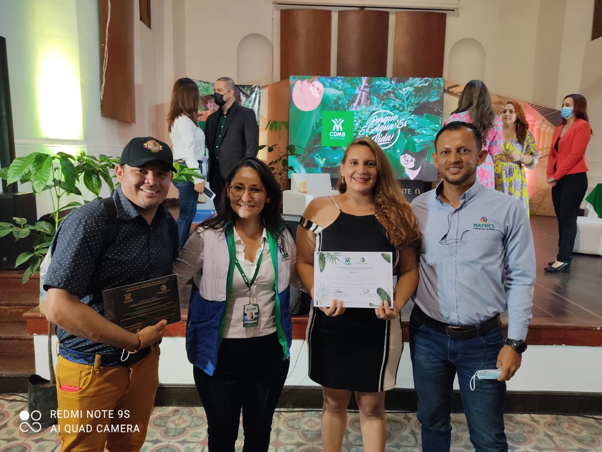 ReciclaMapres's tweet photo. Recibiendo el AVAL de  #NegociosVerdes  por parte de la @carcdmb 💚. Gracias a Dios por estar un año más certificados🙏
#certificacion @minambientecol https://t.co/sBI2rg7ljx