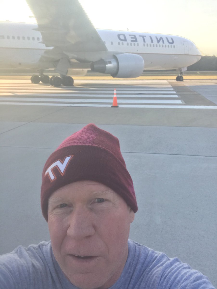 Thank you MWAA for hosting “Jingle on the Runway 5k/10k for Special Olympics. United Airlines sponsors this event. I ❤️running with my son and being part of the United Family ⁦<a href="/Dulles_Airport/">Dulles Airport (IAD)</a>⁩ ⁦<a href="/weareunited/">We Are United</a>⁩ ⁦@park_patriots⁩ ⁦<a href="/JimSchake/">Jim</a>