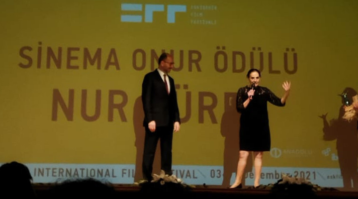 BirGun_Gazetesi's tweet photo. Usta sanatçı Nur Sürer, Eskişehir Film Festivali'nde layık görüldüğü Sinema Onur Ödülü'nü Ali İsmail Korkmaz'a adadı

❝Bu ödülü bu şehrin karanlık sokaklarında sinsice öldürülen Ali İsmail Korkmaz için alıyorum❞
https://t.co/83qZy4iPHe https://t.co/nAHGGW7DuN