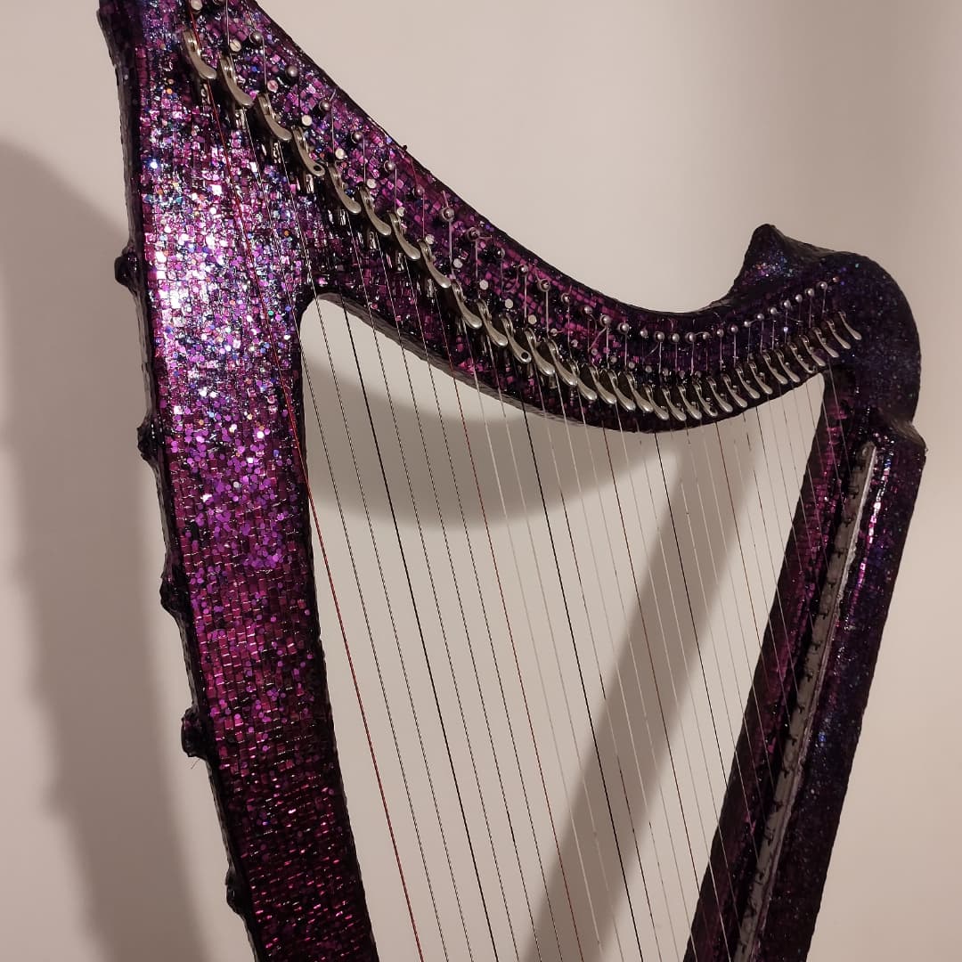 AthyHarper's tweet photo. Pinte mí Arpa de Purpura con brillitos!! https://t.co/7m4DLNZiKR