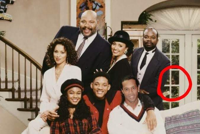 En 1990 un fotógrafo tomó una fotografía en el set del Principe de Bel-Air sin darse cuenta que dentro de la imagen se podía observar un fenómeno muy raro. 
Todavía me pone la piel de gallina cada vez que la veo.
