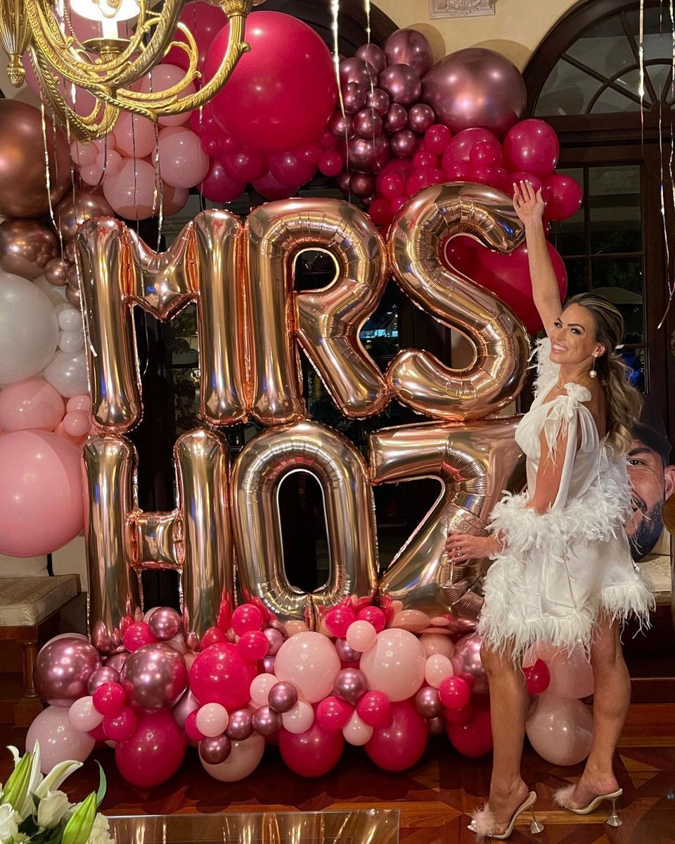 The American TV host Kacie McDonnell✨🎈#kaciemcdonnell #americangirl #foxnews #balloondecor #celebration #partydress #whiteoutfit #featherdress #nudeshoes #heelsaddict #luxurygirl #balloons