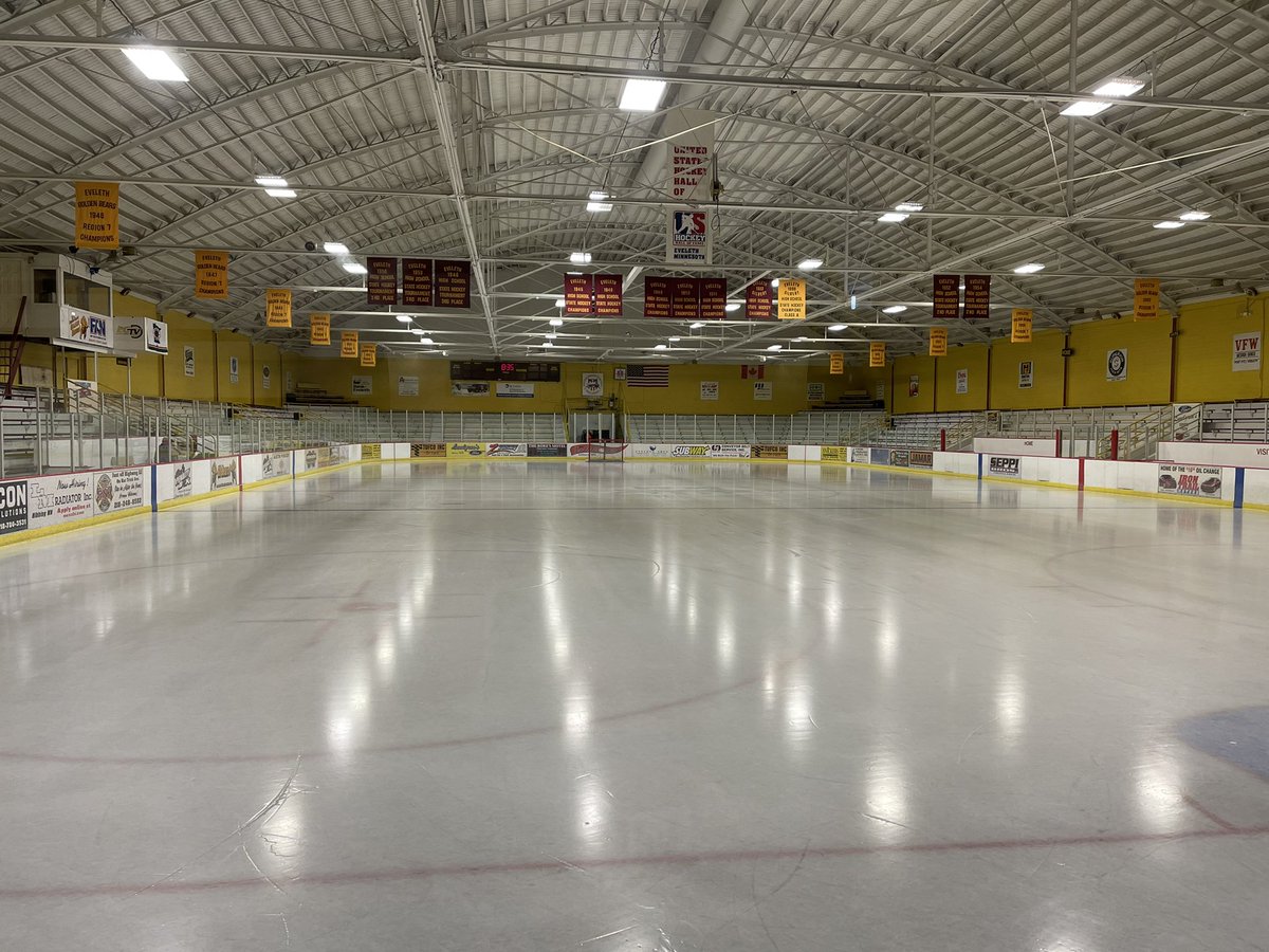 Historic Eveleth Hippodrome.  Tigers ready for their 9am tilt with Proctor Bantam A