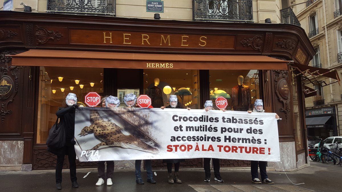 PETA_France's tweet photo. Des militants de PETA se sont rendus devant une boutique parisienne d'Hermès afin de montrer à tous l'horreur que vivent les crocodiles avant de finir en accessoires "de luxe".

Rejoignez-nous pour demander à Hermès de se débarrasser des peaux exotiques : https://t.co/kIng52sKv0 https://t.co/Ok5liGSVAk