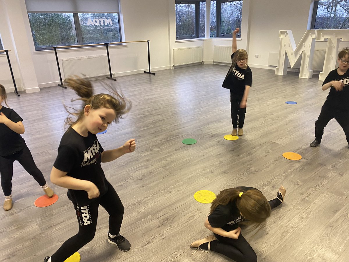 SHONAHALFORDTS's tweet photo. Our juniors had lots of fun rocking out to Christmas songs this morning 🎄🎅🏽#MTDA https://t.co/evKcZpIszc