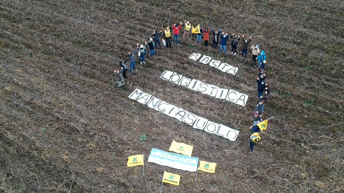 Legambientebg's tweet photo. Per #giornatamondialedelsuolo #flashmob contro il proliferare delle logistiche. In bergamasca 1 milione e 300 mila mq colonizzati dagli insediamenti. Nonostante aree dismesse continuano a sorgere in zone agricole #stopconsumodisuolo. Guarda il video 👇🏻https://t.co/L5yQFLe9Go https://t.co/MnXjGajxqa