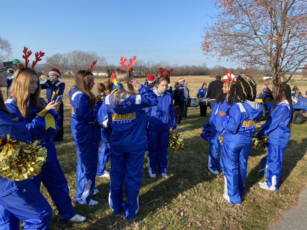 WHSCheerFCPS's tweet photo. Warming up! #holidayseason #holidayparades https://t.co/jdFfzhnfEq