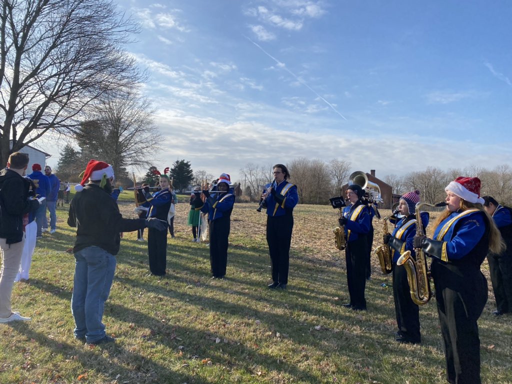 WHSCheerFCPS's tweet photo. Warming up! #holidayseason #holidayparades https://t.co/jdFfzhnfEq