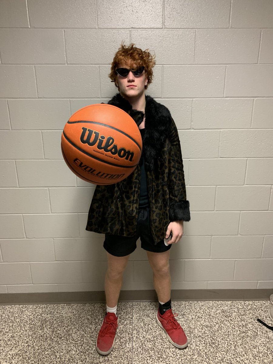Player: Hunter (huntchie) Newman
Height; 7’1
Weight: 320
Fun Fact: possibly not natty
Style: fast n hard