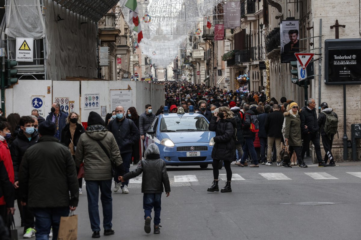 Agenzia_Ansa's tweet photo. Dalla mezzanotte, le mascherine anti-Covid sono tornate obbligatorie all'aperto nel centro storico e nelle vie dello shopping anche a Roma. I controlli sono stati rafforzati, ma tra la folla a piazza di Spagna, diverse persone sono a viso scoperto. #ANSA https://t.co/zAiZkMJPsv