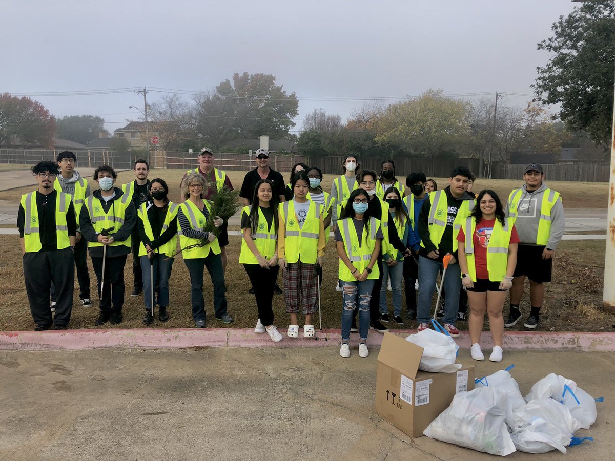 farmersinteract's tweet photo. Great job at the clean up this morning! #GoFarmers #FarmersInteract #communityservice https://t.co/CRChcgn0uc