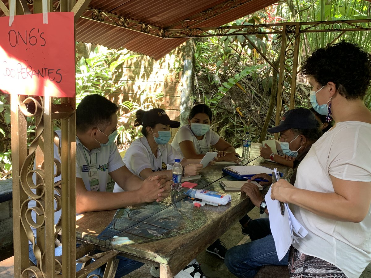 CorpomaniguaC's tweet photo. Las/os participantes del seminario "Tejidos de Vida" simulan una situación de emergencia donde asumen roles diversos y conversan sobre la importancia de estar listo/as para responder a desastres naturales y provocados por el ser humano. #OxfamColombia #UNGRD https://t.co/Hk5xmg0VT0