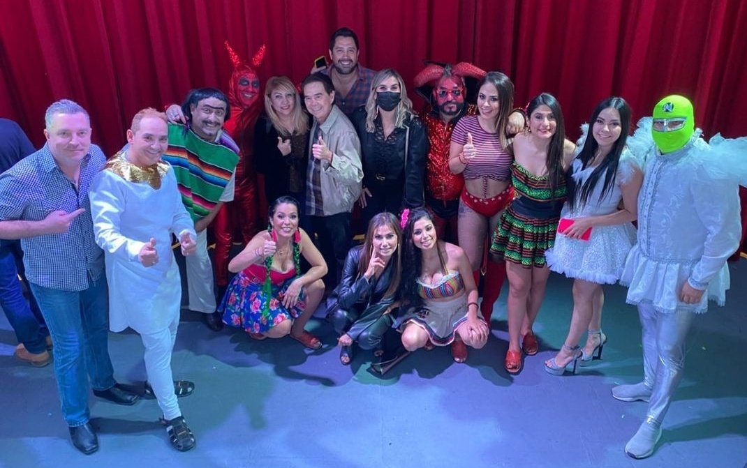 juanalfaroshow's tweet photo. Sold out, ayer en la #pastorelavip y @santaymr grinch en promoción de "salvando la navidad" teatro versalles a la 1pm venta de boletos por @AREMATICKET
https://t.co/sllFYPZIiV y taquillas del teatro https://t.co/ESBBuI80Di