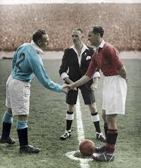 MasRadley's tweet photo. For "the"" United fans out there who thinks a "real" United fan should live in Manchester..
Should you not be a City fan in that case...🤔 https://t.co/qvIvQHn0ww