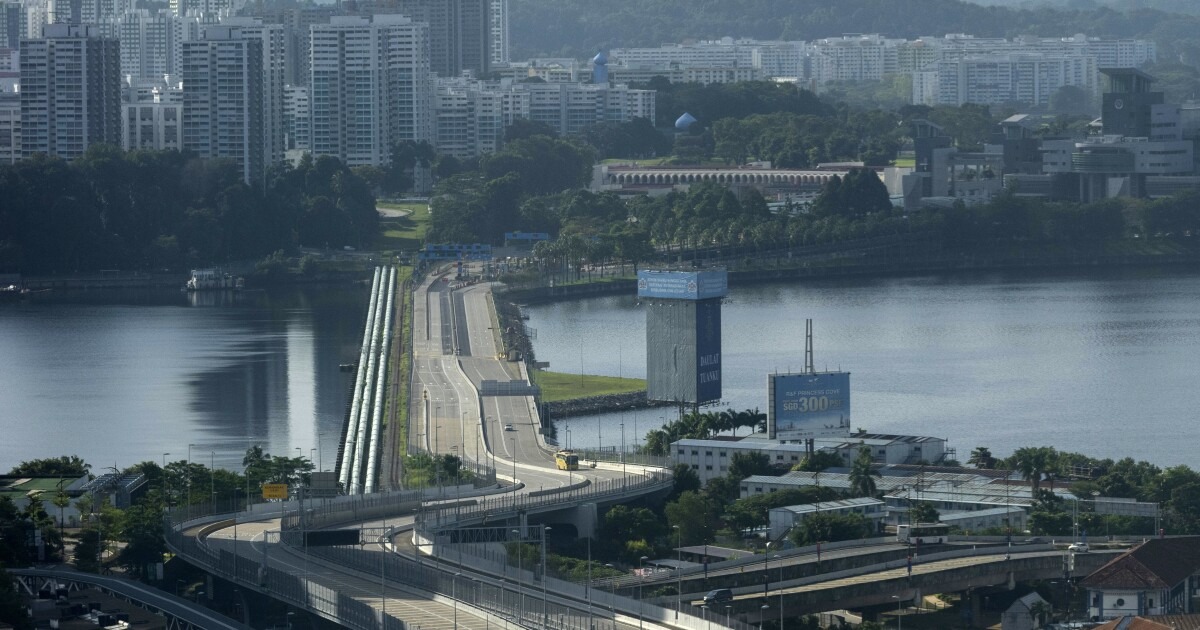 SafeterWork's tweet photo. "The launch of the link Monday marked another major step in Singapore’s reopening and its bid to “live with COVID-19” — but it came amid sudden and growing concerns that the Omicron variant could stall the region’s recovery." via @latimes: https://t.co/tqsxnt5knf https://t.co/BsgG64lVQ5