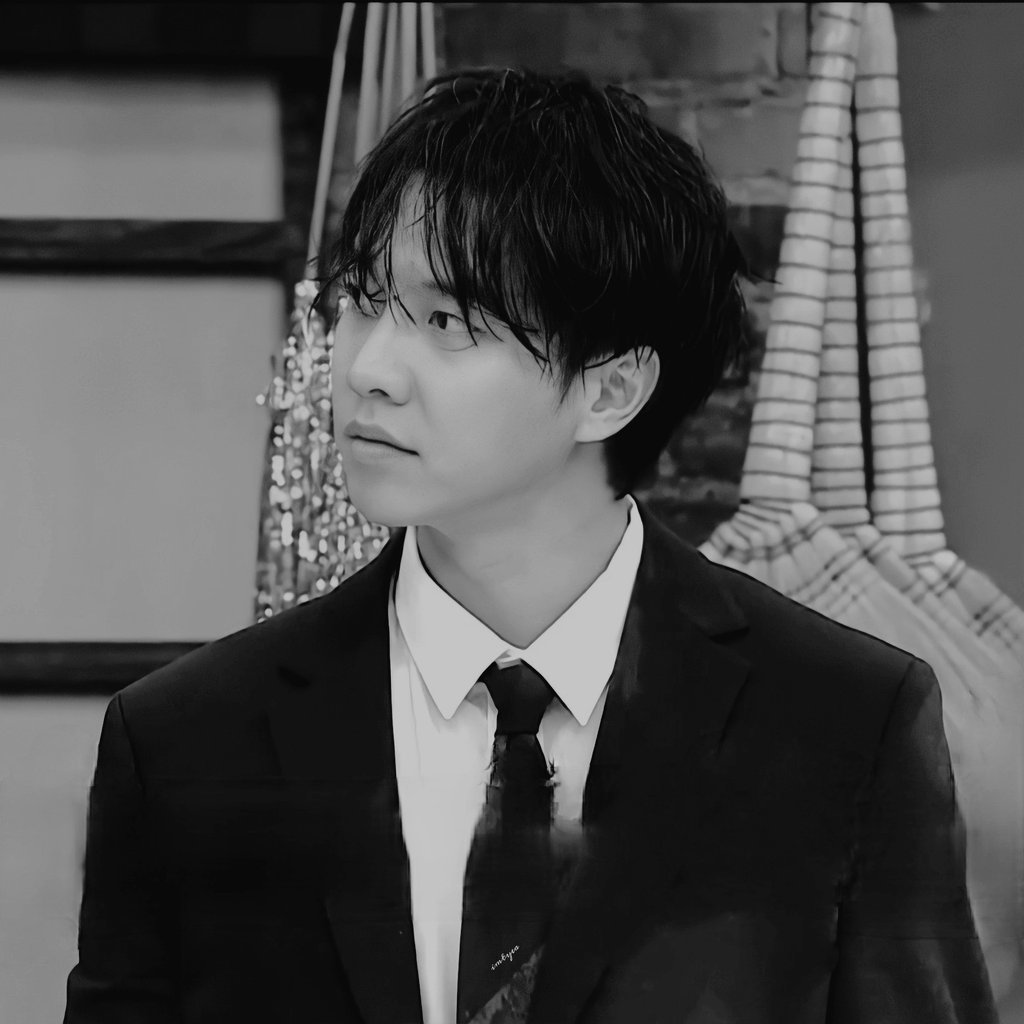Too hot to handle🖤🖤
#LeeSeungGi #이승기