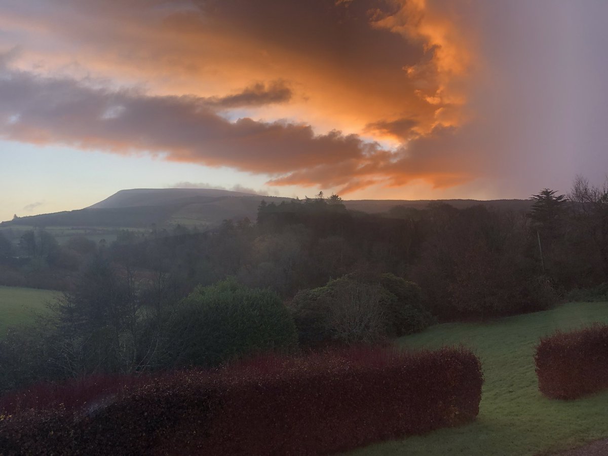 cjhartnett's tweet photo. Such a beautiful morning sky at Garraunbeg & #Keeperhill #Slievekimalta #tipperary this morning. https://t.co/l9QDTw3TAT
