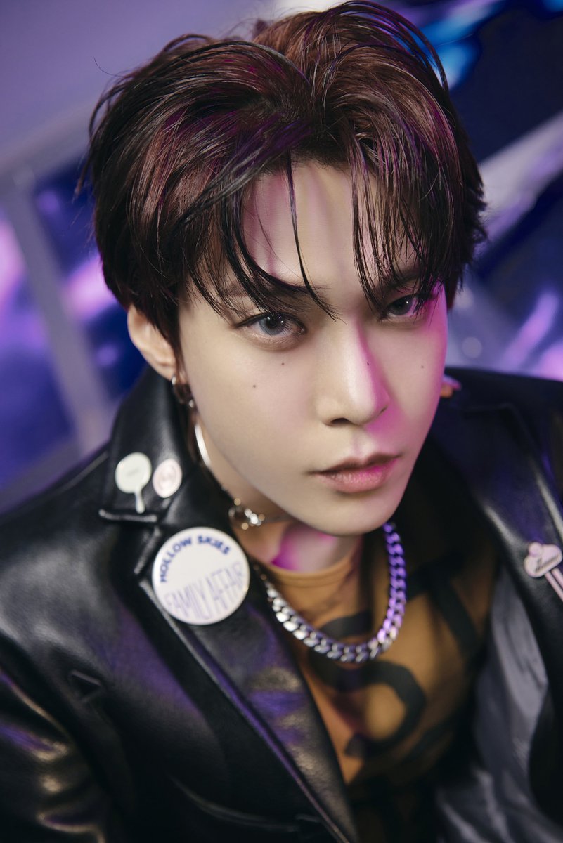 THE YELLOW SHIRT. THE RED HAIR. BITCH. DOYOUNG WHAT THE FCK