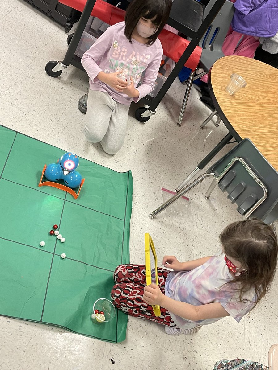 Creating algorithms to help Dash collect some “candy!” <a href="/RLC_CoLab/">Rosa Lee Carter CoLab</a> <a href="/RLC_Coyotes/">Rosa Lee Carter ES</a> <a href="/RLCPrincipal/">Diane Insari</a>