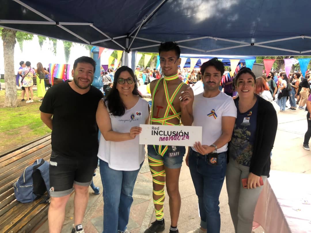 Inclusionmza1's tweet photo. Una marea orgullosa copo las calles de la Ciudad de Mendoza con fiesta y colores🌈 

💫Te dejamos un poco de lo que vivimos ayer en la 11va #MarchaDelOrgullo2021 https://t.co/SyXJlbKJUN