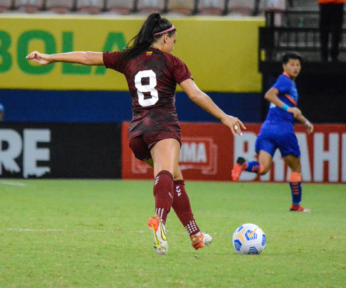 Siempre orgullosa y feliz de vestir esta camisa 🍷 🇻🇪 Seguimos trabajando juntas para mejorar y lograr nuestro objetivo. 
.
Last international break of the year. Always blessed to put on this jersey and represent 🇻🇪❤️ looking forward to Copa America in 2022.