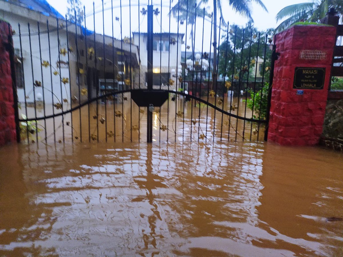 minal_bhatia's tweet image. Please please start with Lonavla #inspite of having 7 dams there is less watersupply only in ValvanVillage #Gharkul Society #Indrayani River overflows every monsoon #anwall is needed near the residential@houses to prevent flooding of water inside premises  and loss of human lives