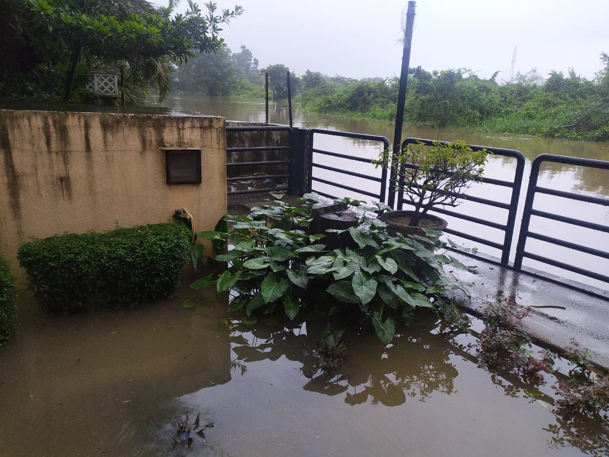 minal_bhatia's tweet image. Please please start with Lonavla #inspite of having 7 dams there is less watersupply only in ValvanVillage #Gharkul Society #Indrayani River overflows every monsoon #anwall is needed near the residential@houses to prevent flooding of water inside premises  and loss of human lives