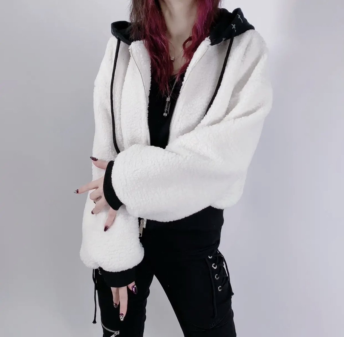 NieR_tokyo's tweet photo. 🎁本日〆切プレゼント企画🎁

ショート丈バイカラーボアアウター【CROSS HOODIE】

🎁4名様にプレゼント🎁

ユニセックスアイテムです🐰

◼応募方法
フォロー(@NieR_tokyo) &amp; RT
◼締切〆  本日24時

※鍵垢の方も対象内です。
是非ご参加ください🙇‍♂️🙇‍♀️ https://t.co/vwQ7BeFHvx