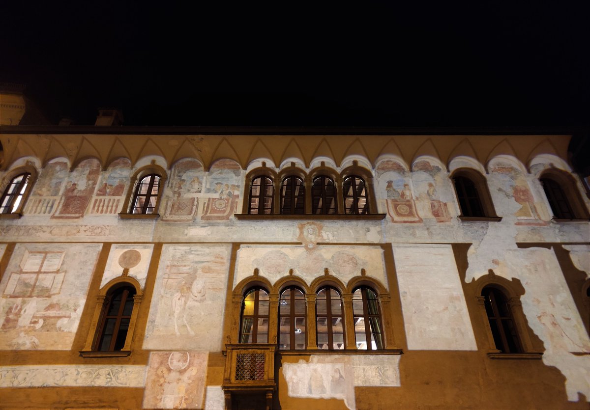 HiddenTrento's tweet photo. Up there you can see the Emperor Maximilian I of #Habsburg, so dear to Ursula...
Today, in Geremia #palace and #palazzo Thun, the #Cardinals live and #celebrate the end of the Council!

#illuminiAmoTrento #photomapping https://t.co/S9G1XVzOZb