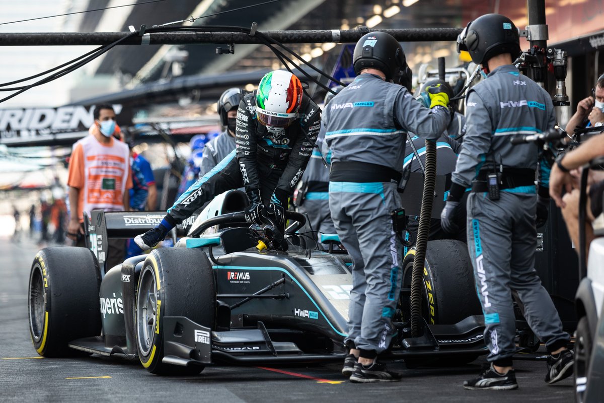 Un problema tecnico ha fermato Deledda @hwaag_official nella prima gara #F2 #SaudiArabiaGP #JeddahCornicheCircuit quando all'arrivo mancavano pochi giri. Un vero peccato per Alessio che stava prendendo sempre maggiore confidenza con il difficile tracciato arabo.