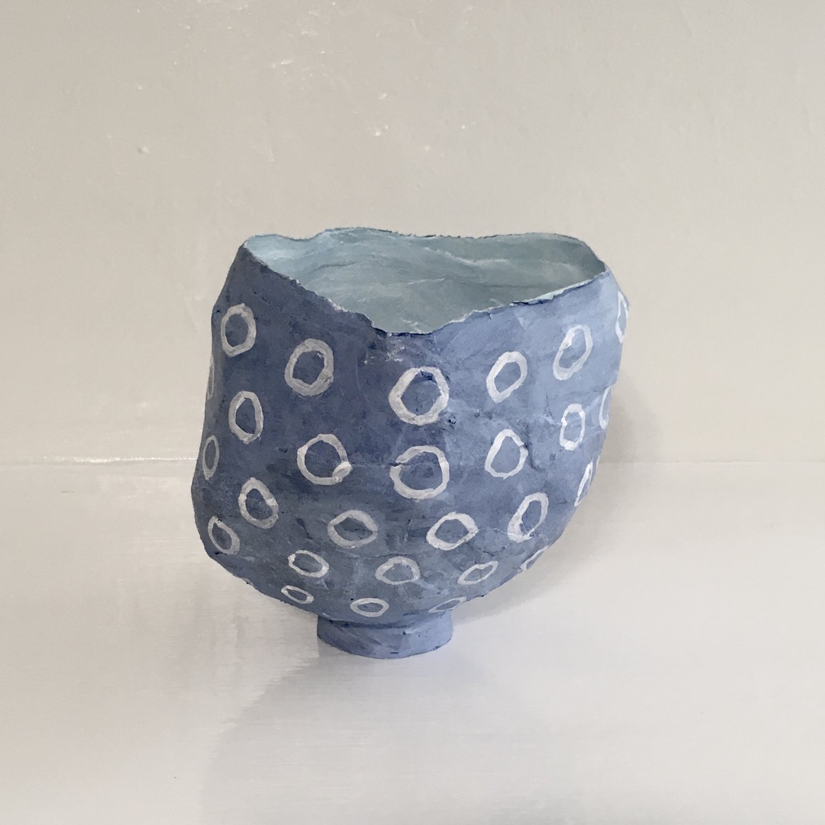 SylvieKant's tweet photo. Another paper bowl! So inspired by the art of Kazunori Hamana!
#PaperConstruction #Acrylics #PaperMache #vases #handbuilt #handpainted #ceramics #pottery #ceramic #vessel #KazunoriHamana https://t.co/HYV4M0vlMM
